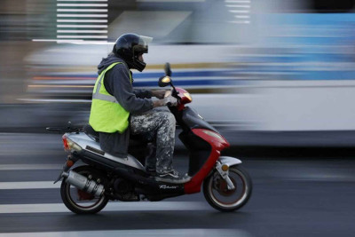 Sabunçuda moped maneəyə çarpılıb