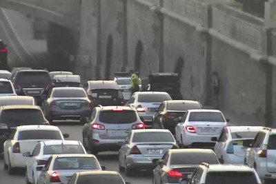 Heydər Əliyev prospektində avtomobil xarab olub: yolda tıxac yaranıb