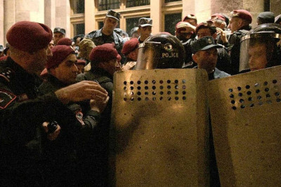 Polis İrəvandakı Rusiya səfirliyinin binasının qapılarını açıb: saxlanılanlar var
