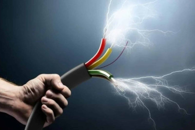 27 yaşlı gənci elektrik cərəyanı vurub