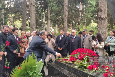 Dahi bəstəkar Üzeyir Hacıbəylinin məzarı ziyarət edilib