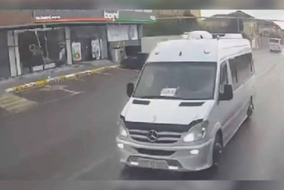 Qanunsuz sərnişin daşıyıcısı "Baku Bus"ın qarşısını kəsib və sürücü ilə dalaşıb – VİDEO