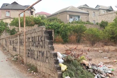 Bir tərəfdə yaşayış evləri, digər tərəfdə isə tullantılar: Qaraçuxurda küçə zibil poliqonuna çevrilib – VİDEO