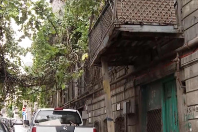 Şəhərin mərkəzində binanın eyvanı hər an uça bilər