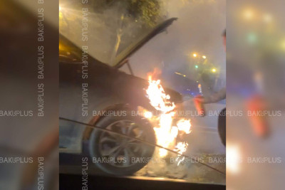 Bakının mərkəzində avtomobil alışıb