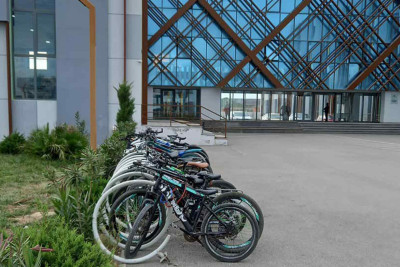 Binə qəsəbəsində şagirdlər hər gün məktəbə velosipedlə gəlib-gedirlər