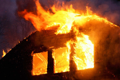 Xəzər rayonunda 5 otaqlı ev yanıb