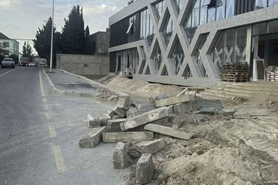 Nizami rayonunda səkinin yerində parkinq yaratmaq istəyiblər
