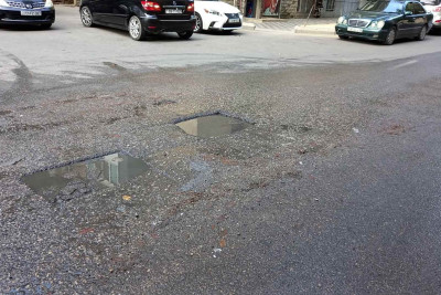 Nəsimi rayonunda içməli su küçəyə axıdılır