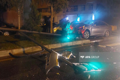 Xətai rayonunda avtomobil işıqfora çarpılıb