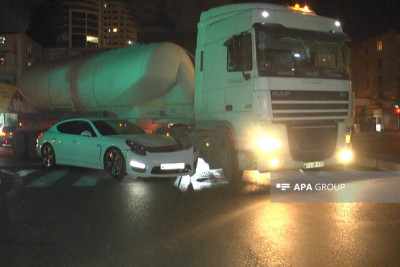 Yasamalda “Porsche” yük maşınına çarpılıb
