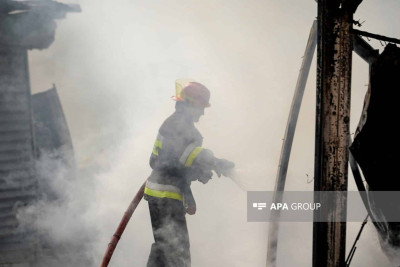 Səbaildə 10.000 kv.m sahəsi olan tikili yanıb