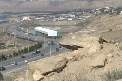 Bakı Dairəvi Yolunda qayalar hər an yola düşə bilər - VİDEO