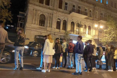 Səbail rayonunda yolun ortasında taksiləri gözləyən piyadalar tıxaca səbəb olurlar