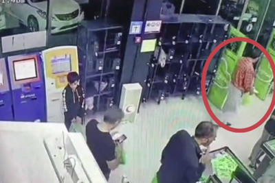 Bakıda supermarketdən oğurluq etdi, kameralara düşdü – VİDEO