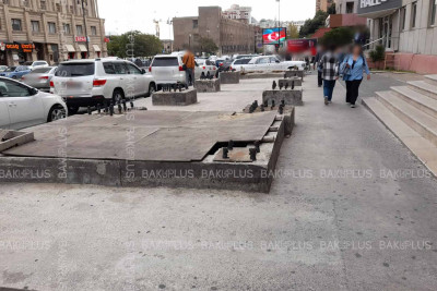 Koroğlu Rəhimov küçəsində köhnə tikili piyada səkisini zəbt edib