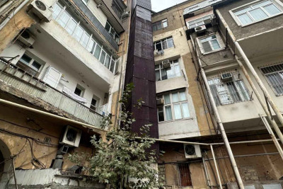 Beşmərtəbəli binanın altıncı mərtəbəsi – mərkəzdə qanunsuz olaraq yaşayış evinə əlavə mərtəbə tikilib