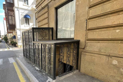 Mərkəzdə yerləşən tarixi binanın üstündə artırma tikilib