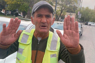 “Şəhər sakinləri sağlam yuxuya gedir və mafiya oyanır” – Bakı “parkovşikləri” hələ də sürücülərdən pul tələb edirlər
