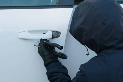 Nərimanovda avtomobildən oğurluq edilib