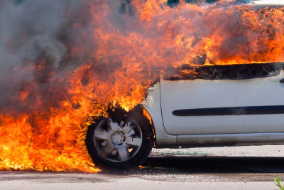 Səbaildə “Mercedes” yanıb