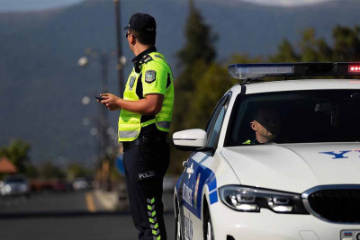 Polis qayda pozuntusuna yol verdiyi üçün cərimələnən piyadalara xəbərdarlıq edib