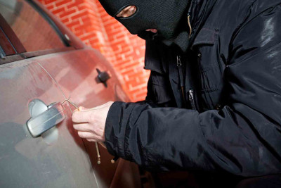 Nərimanovda avtomobildən 2000 manata yaxın pul oğurlanıb