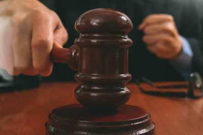 Yeniyetmə qıza qarşı əxlaqsız hərəkətlər etmiş 73 yaşlı müəllimə hökm oxunub