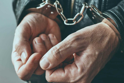 Axtarışda olan şəxs təcridxananın qarşısında saxlanılıb