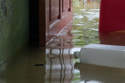 Nərimanov rayonunda bina blokunu su basıb – VİDEO