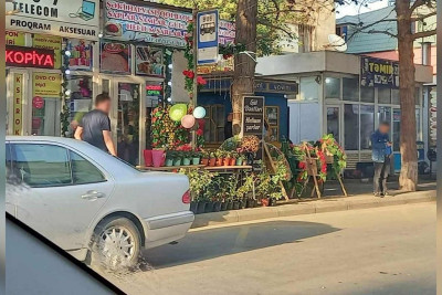 Bakıda gül salonu avtobus dayanacağının ərazisini zəbt edib