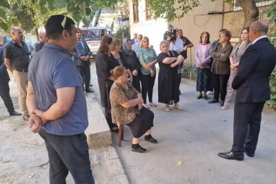 Nəsimi rayon İcra Hakimiyyətinin başçısı səyyar qəbul keçirib