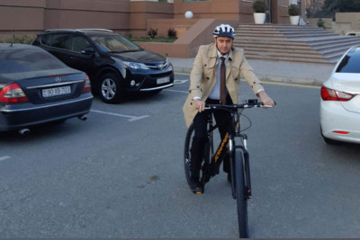 Bakıda velosipedlə işə gedən hakimə yüksək vəzifə verilib