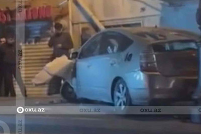 Xətai rayonunda “Prius” qəzaya uğrayıb