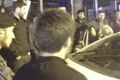 Bakıda taksi avtomobili avtobus dayanacağına çarpılıb