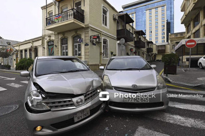 Mərkəzdə “Prius” və “Tiida” toqquşub