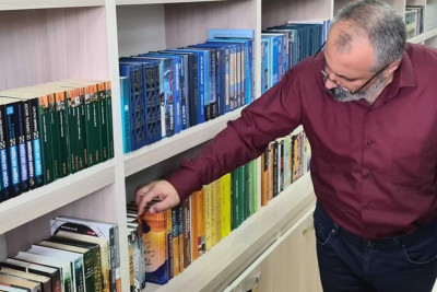 Bakıda həbsdə olan separatçı Babayan eynəklə kitab oxuyur