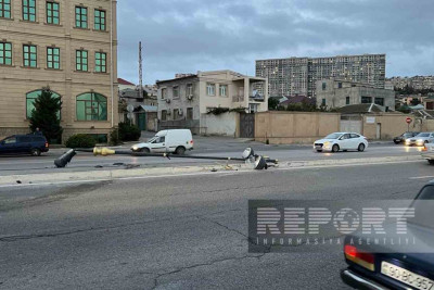 Xətai rayonunda avtomobil işıq dirəyinə çarpılıb - FOTO