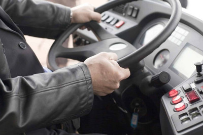 Qaradağda marşrut avtobusu qəzaya düşüb