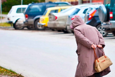 Nizami rayonunda 60 yaşlı qadın yol qəzasında xəsarət alıb