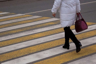 Xəzər rayonunda 60 yaşlı qadını avtomobil vurub