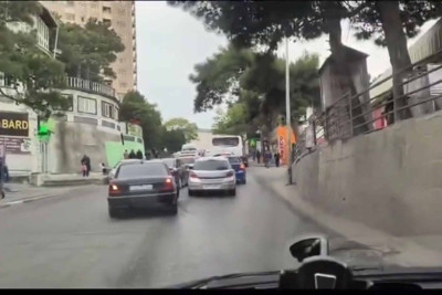 Sabunçuda “getdikləri yerə gecikən” sürücülər hər gün tıxac yaradırlar – VİDEO