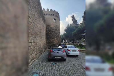 İçərişəhərin qala divarlar önündə qanunsuz parkinq hələ də fəaliyyət göstərir