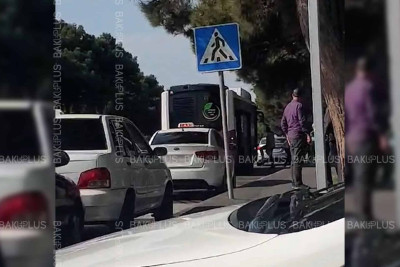 Bakının mərkəzində taksi sürücüləri eyni vaxtda 3 nişanın tələbini pozub