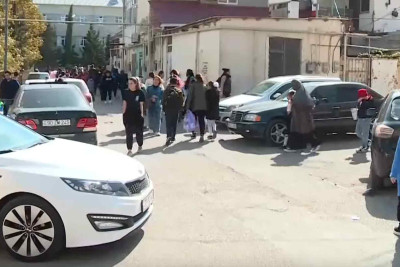Bakıda həllini tapmayan problem: məktəblərin qarşısındakı sıxlıq – VİDEO
