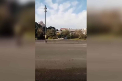 Zığ şosesində məktəbin qarşısında təhlükə: yolu keçmək mümkün deyil - VİDEO