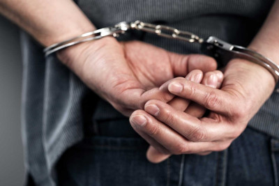 Badamdarda marketdən siqaret və pul oğurlanıb