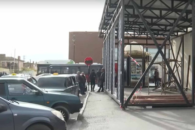 Lökbatanda tikilən obyektin sahibi səkini zəbt edib – VİDEO