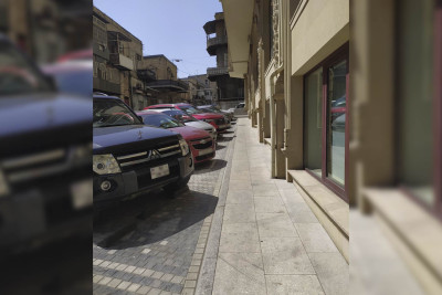 Bakının mərkəzində daha bir yerdə səki daralaraq parkinqə çevrilib
