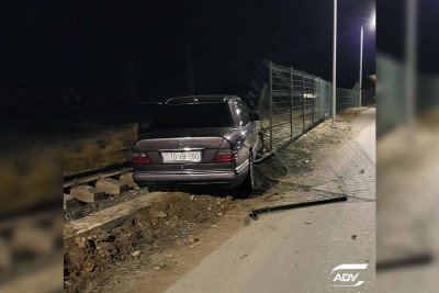 Sabunçuda avtomobil qəza törədərək dəmir yolu xəttinə çıxıb